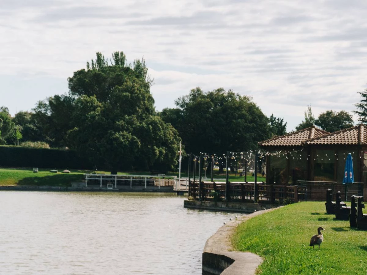Lago navegable en Club Las Encinas