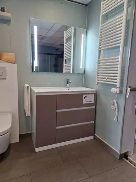 MUEBLES Y MAMPARAS DE BAÑO