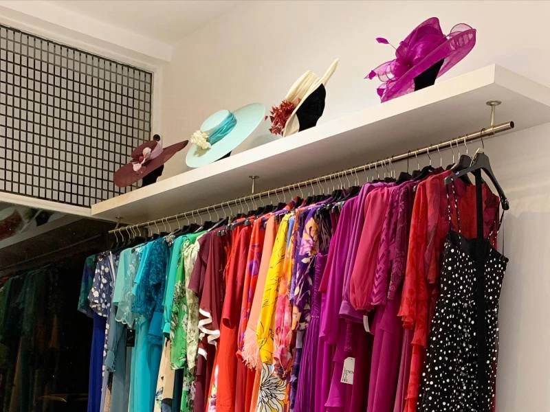 Carteras, tocados y pamelas en majadahonda
