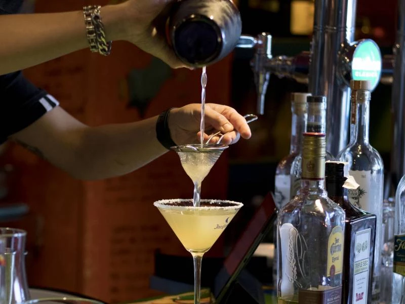 Tequilas, cócteles y mezclal en La Mordida de Pozuelo