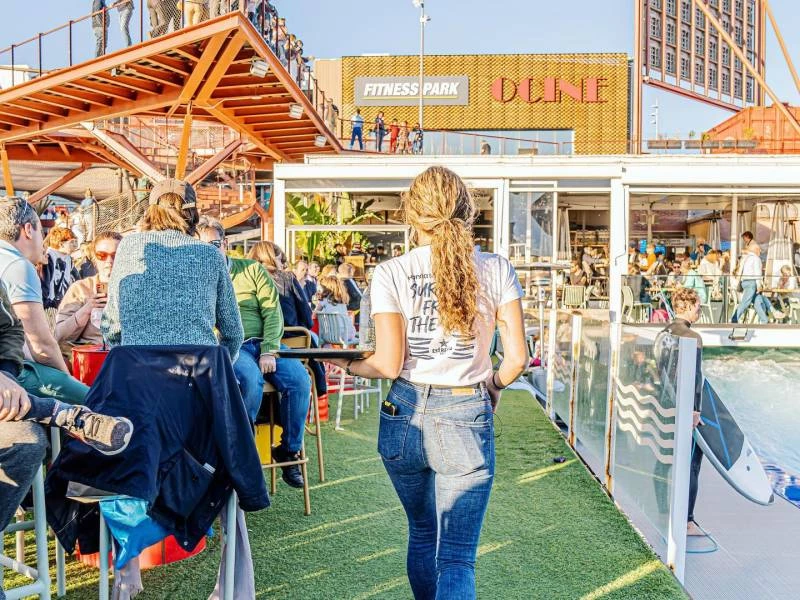 Terraza y música en vivo en Honna Surf Hub