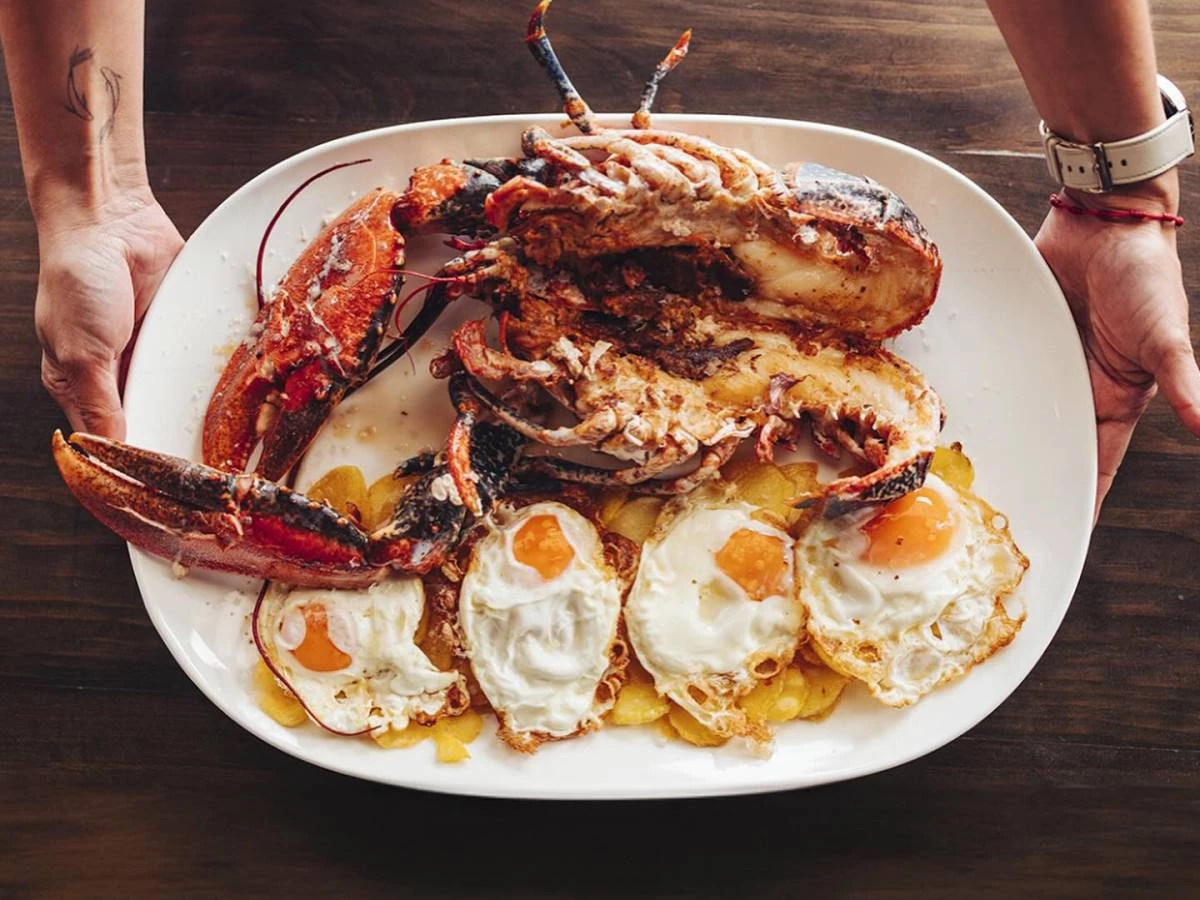 Pescado y carne a la brasa en Finca Bandida