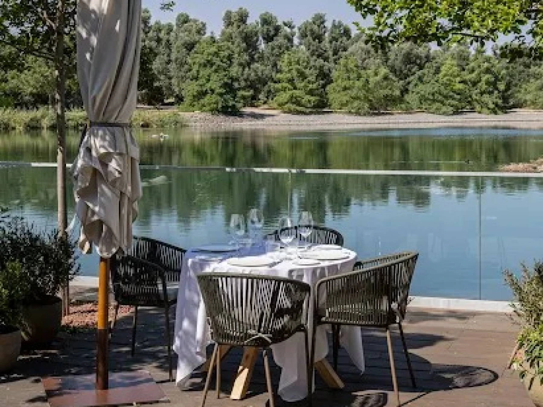 Restaurante en un enclave natural único, dentro de la Ciudad Financiera