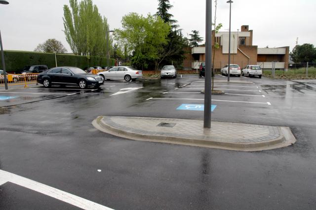 El alcalde inaugura el nuevo aparcamiento de la urbanización Valdecabañas.