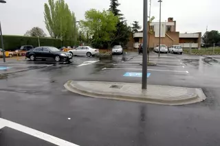 El alcalde inaugura el nuevo aparcamiento de la urbanización Valdecabañas.