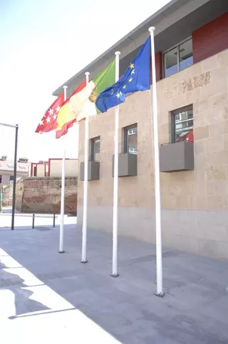 La nueva bandera de Boadilla del Monte ya ondea en el Ayuntamiento
