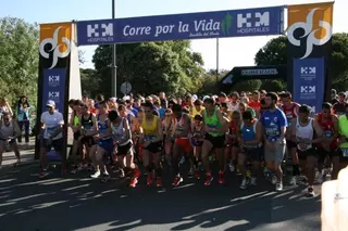 Casi 1.000 corredores participaron en la III Carrera Popular HM Corre por la Vida en Boadilla del Monte