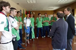 El Alcalde recibe al equipo Sub 21 de baloncesto ADC Boadilla tras su éxito deportivo