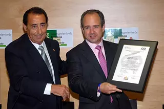 El vicepresidente de la Cámara de Comercio e Industria de Madrid entrega al alcalde el certificado ISO 9001 
