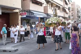 La Hermandad de la Virgen del Carmen rinde homenaje a su patrona