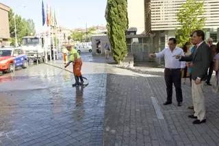 Comienzan las labores especiales de limpieza en el casco histórico de Boadilla