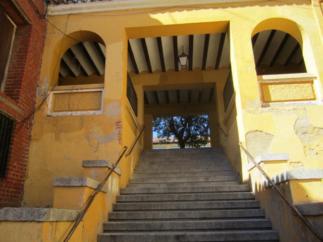 El PSOE reclama la rehabilitación urgente de la Plaza de la Villa y de la escalinata de la Calle del Arco
