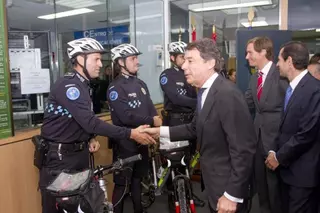 El Presidente regional visita la comisaría de Boadilla para conocer el trabajo de la Unidad Ciclista