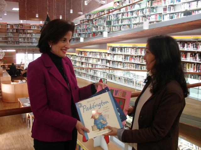 La Asociación cultural de Hermanamiento dona libros a la biblioteca de Villanueva de la Cañada