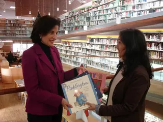 La Asociación cultural de Hermanamiento dona libros a la biblioteca de Villanueva de la Cañada