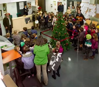 Alumnos del Colegio Virgen de Europa felicitan la Navidad a los trabajadores del Ayuntamiento