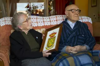 El Alcalde visita a una vecina de Boadilla que hoy cumple 100 años