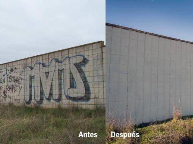 La brigada antigraffitis de Boadilla ha limpiado más de 10.000 en el último año.