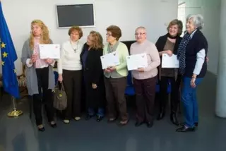 Los mayores comparten con los niños sus cartas de amor para celebrar San Valentín