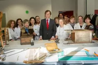 El Alcalde visita a las alumnas de los talleres de restauración y corte y confección