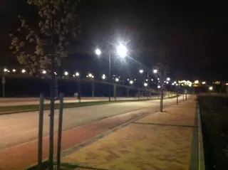 PSOE: "Mientras la rotonda de la M-50 sigue apagada, el Ayuntamiento enciende una urbanización cerrada y sin casas"