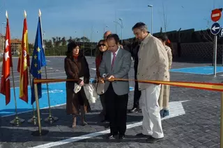 El alcalde inaugura un nuevo aparcamiento público y el nuevo camino del Cementerio Municipal