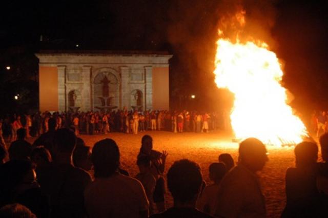 Boadilla celebra el inicio del verano con el tradicional encendido de la Hoguera de San Juan