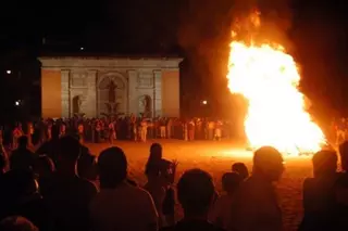 Boadilla celebra el inicio del verano con el tradicional encendido de la Hoguera de San Juan