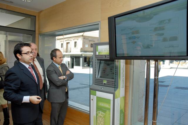 Boadilla cuenta desde hoy con 7 terminales electrónicos para realizar gestiones municipales