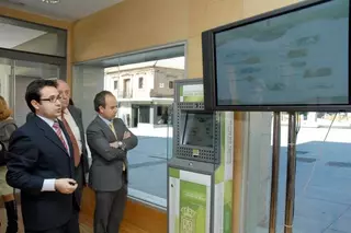 Boadilla cuenta desde hoy con 7 terminales electrónicos para realizar gestiones municipales