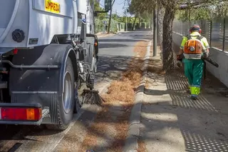 El Ayuntamiento refuerza la limpieza en las urbanizaciones con un equipo de barrido mixto