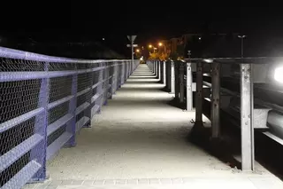 El Ayuntamiento ilumina los dos puentes que cruzan la M-50 para dar mayor seguridad a la zona