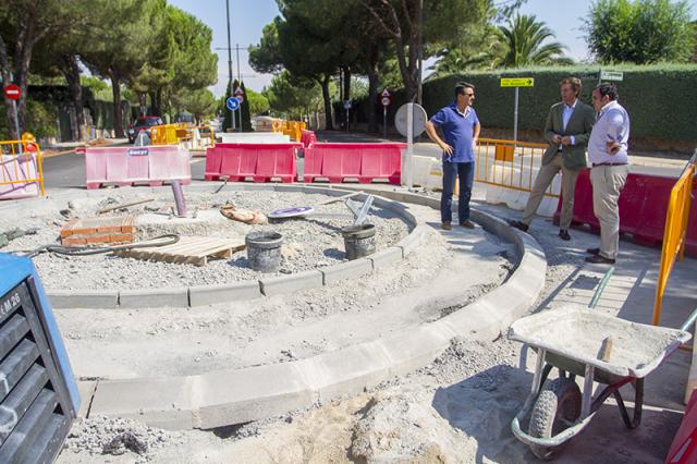 Nueva rotonda en el entorno de los colegios Virgen de Europa y José Bergamín