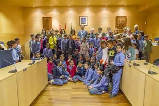 El alcalde de Boadilla recibe a alumnos de intercambio de colegios de India y Alemania