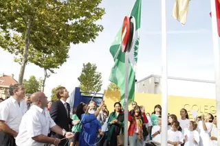 Los alumnos del colegio Teresa Berganza izan la bandera verde de la sostenibilidad de ADEAC