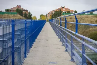 El Ayuntamiento instala vallas de seguridad en los puentes que cruzan la M-50