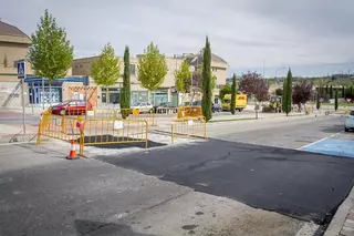 El Ayuntamiento cambia los adoquines por asfalto en  varios pasos peatonales de Siglo XXI