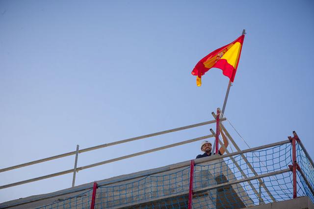Ceremonia de puesta de bandera en el edificio de 115 viviendas públicas que la EMSV construye en el Valenoso

