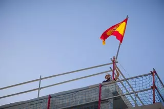 Ceremonia de puesta de bandera en el edificio de 115 viviendas públicas que la EMSV construye en el Valenoso
