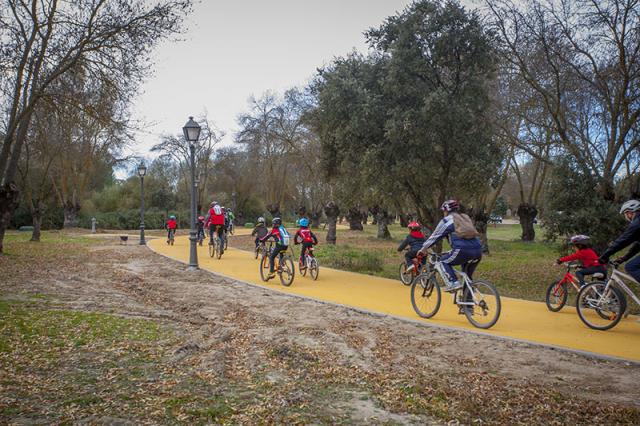 El Alcalde inaugura las obras de remodelación del paseo peatonal del Polideportivo