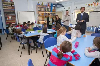 El alcalde de Boadilla visita un aula de niños de 3º de Primaria para hablar con ellos de sus derechos