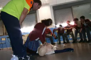Alumnos boadillenses reciben un curso de Primeros Auxilios impartido por Protección Civil