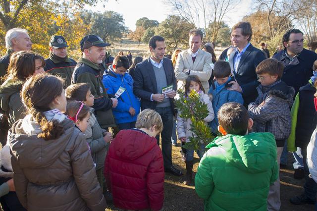 Agentes forestales de la Comunidad de Madrid dan consejos sobre el buen uso de los adornos navideños naturales