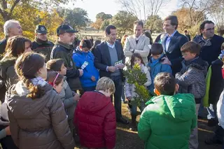 Agentes forestales de la Comunidad de Madrid dan consejos sobre el buen uso de los adornos navideños naturales