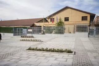 El Ayuntamiento pavimenta la zona exterior del CEIP Ágora para facilitar la recogida de los niños