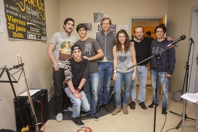 El Alcalde asiste a los ensayos de varios grupos de música locales en la Casa de la Juventud e Infancia