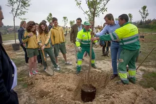 Alumnos del Quercus reforestan una zona recuperada en la Urbanización Valdepastores