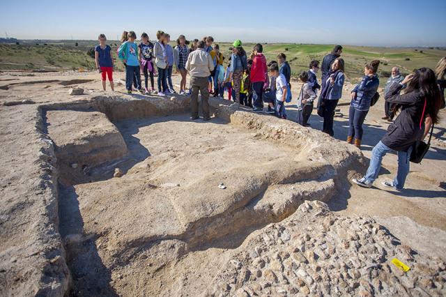 Primera visita de escolares de Boadilla a la excavación arqueológica del cerro de san Babilés