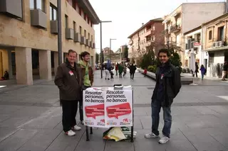 IU reune 300 firmas por la mejora del transporte en Boadilla