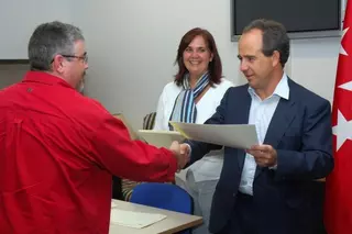 El alcalde entrega sus diplomas de formación a los miembros de Protección Civil y de la Red Emergencias local